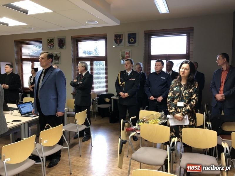 Zdjęcie w galerii na portalu naszraciborz.pl: Pożegnania nadszedł czas. Kwiaty od starosty i przewodniczącego, oklaski od radnych  wiadomości z regionu