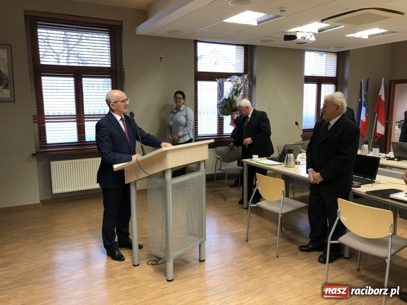 Zdjęcie w galerii na portalu naszraciborz.pl: Pożegnania nadszedł czas. Kwiaty od starosty i przewodniczącego, oklaski od radnych  wiadomości z regionu