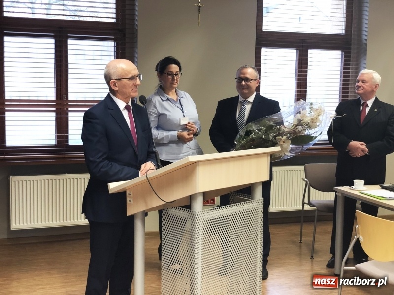 Zdjęcie w galerii na portalu naszraciborz.pl: Pożegnania nadszedł czas. Kwiaty od starosty i przewodniczącego, oklaski od radnych  wiadomości z regionu