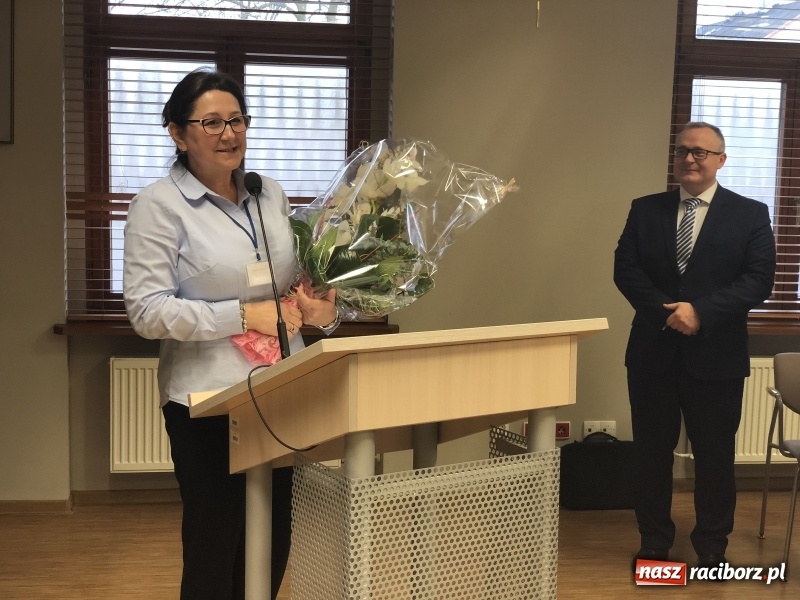 Zdjęcie w galerii na portalu naszraciborz.pl: Pożegnania nadszedł czas. Kwiaty od starosty i przewodniczącego, oklaski od radnych  wiadomości z regionu