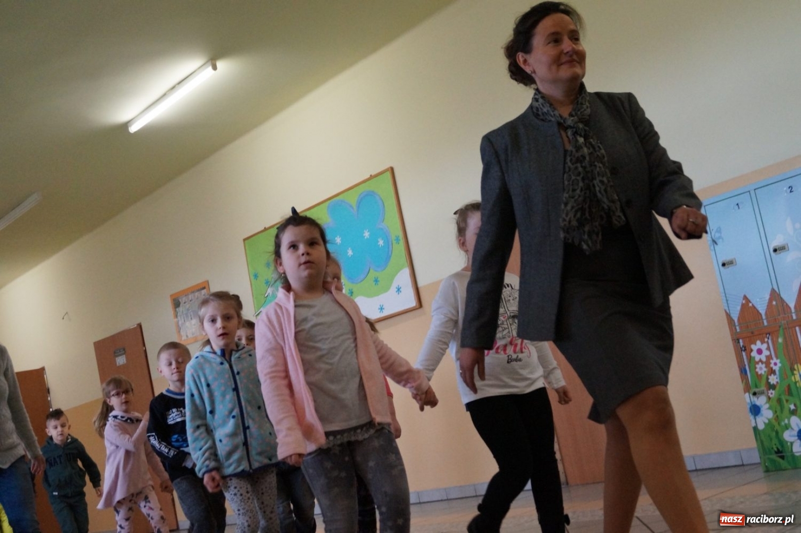 Zdjęcie w galerii na portalu naszraciborz.pl: Szkoła w Nędzy od kuchni. Przedszkolaki na dniu otwartym wiadomości z regionu