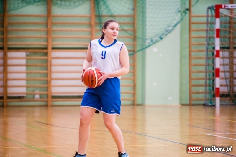 Zdjęcie w galerii na portalu naszraciborz.pl: Koszykarskie zmagania dziewcząt szkół ponadgimnazjalnych w Arenie Rafako wiadomości z regionu