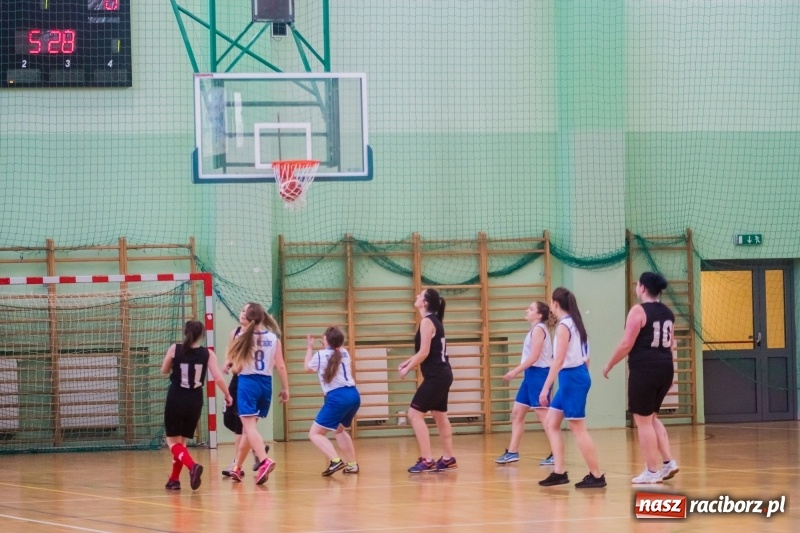 Zdjęcie w galerii na portalu naszraciborz.pl: Koszykarskie zmagania dziewcząt szkół ponadgimnazjalnych w Arenie Rafako wiadomości z regionu