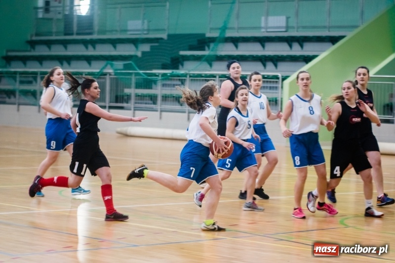 Zdjęcie w galerii na portalu naszraciborz.pl: Koszykarskie zmagania dziewcząt szkół ponadgimnazjalnych w Arenie Rafako wiadomości z regionu