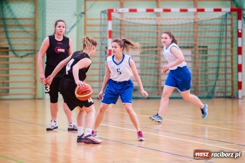Zdjęcie w galerii na portalu naszraciborz.pl: Koszykarskie zmagania dziewcząt szkół ponadgimnazjalnych w Arenie Rafako wiadomości z regionu