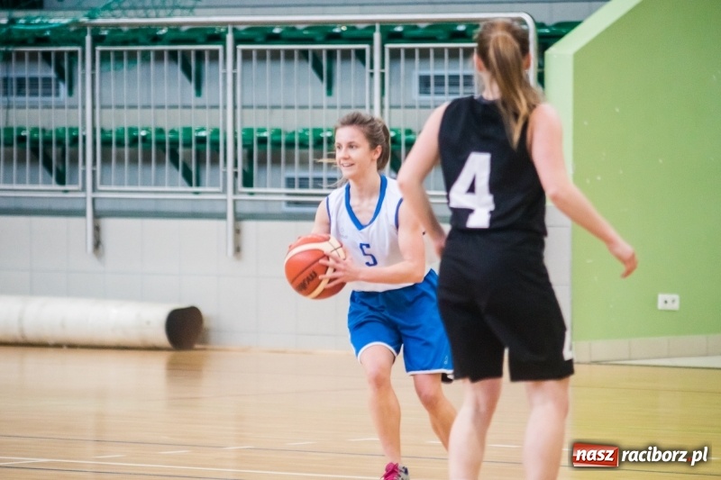Zdjęcie w galerii na portalu naszraciborz.pl: Koszykarskie zmagania dziewcząt szkół ponadgimnazjalnych w Arenie Rafako wiadomości z regionu