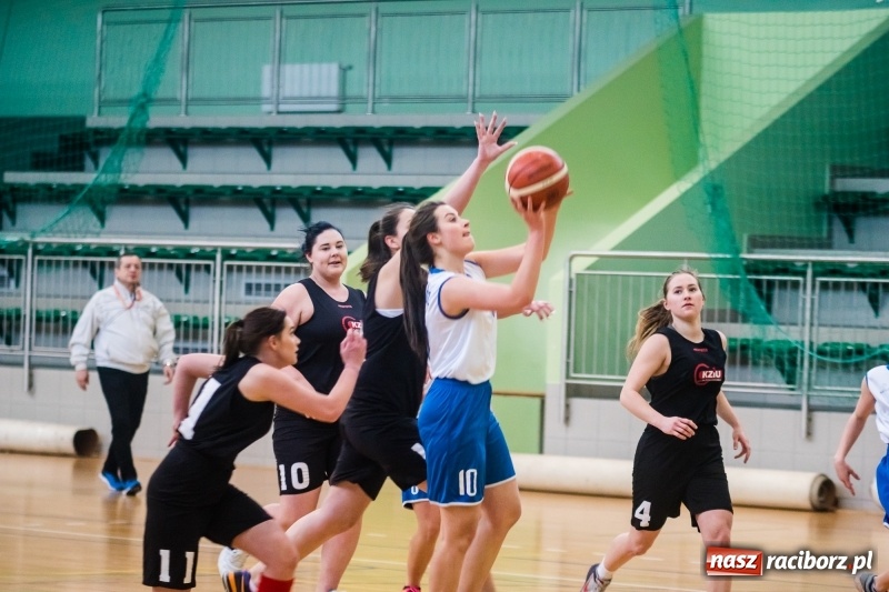 Zdjęcie w galerii na portalu naszraciborz.pl: Koszykarskie zmagania dziewcząt szkół ponadgimnazjalnych w Arenie Rafako wiadomości z regionu