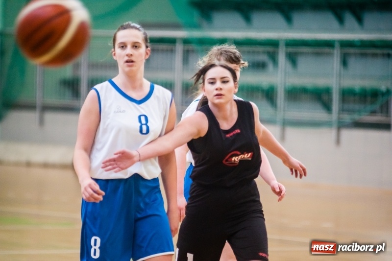 Zdjęcie w galerii na portalu naszraciborz.pl: Koszykarskie zmagania dziewcząt szkół ponadgimnazjalnych w Arenie Rafako wiadomości z regionu