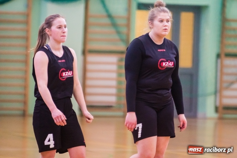 Zdjęcie w galerii na portalu naszraciborz.pl: Koszykarskie zmagania dziewcząt szkół ponadgimnazjalnych w Arenie Rafako wiadomości z regionu