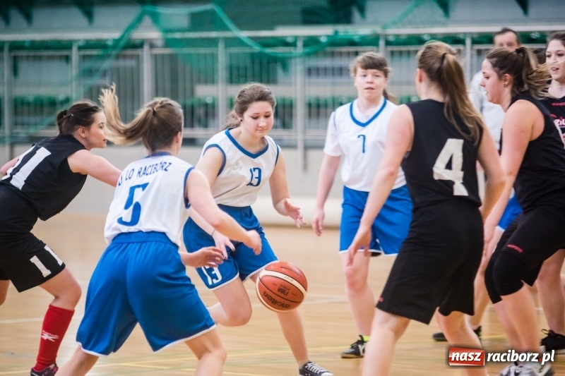 Zdjęcie w galerii na portalu naszraciborz.pl: Koszykarskie zmagania dziewcząt szkół ponadgimnazjalnych w Arenie Rafako wiadomości z regionu