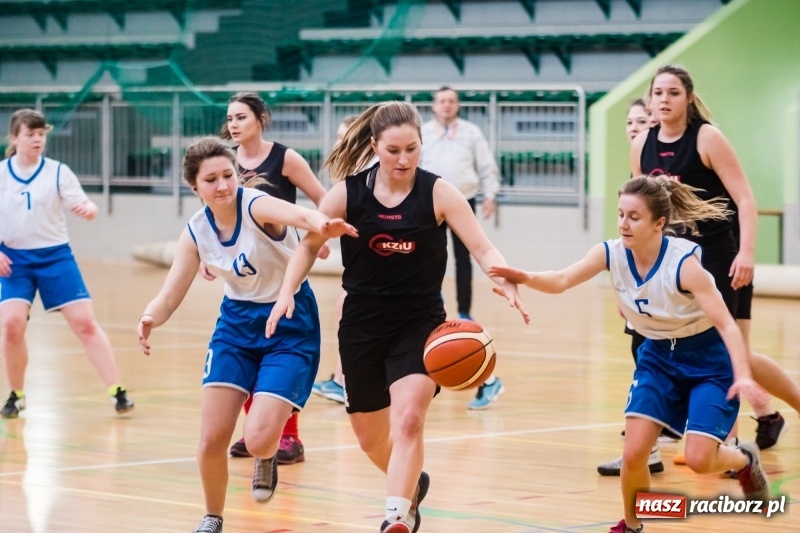 Zdjęcie w galerii na portalu naszraciborz.pl: Koszykarskie zmagania dziewcząt szkół ponadgimnazjalnych w Arenie Rafako wiadomości z regionu