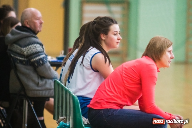 Zdjęcie w galerii na portalu naszraciborz.pl: Koszykarskie zmagania dziewcząt szkół ponadgimnazjalnych w Arenie Rafako wiadomości z regionu