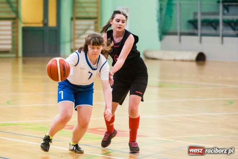 Zdjęcie w galerii na portalu naszraciborz.pl: Koszykarskie zmagania dziewcząt szkół ponadgimnazjalnych w Arenie Rafako wiadomości z regionu