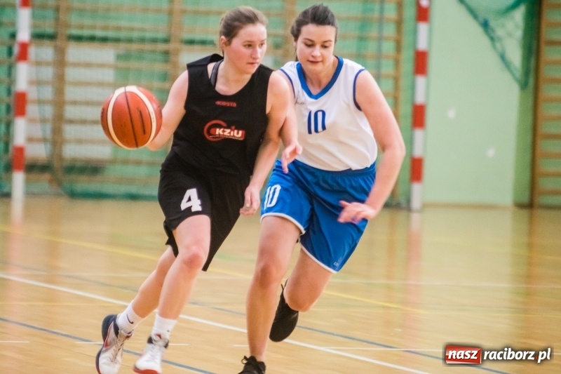 Zdjęcie w galerii na portalu naszraciborz.pl: Koszykarskie zmagania dziewcząt szkół ponadgimnazjalnych w Arenie Rafako wiadomości z regionu