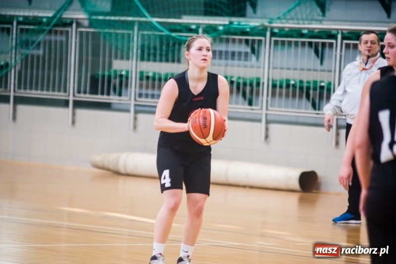 Zdjęcie w galerii na portalu naszraciborz.pl: Koszykarskie zmagania dziewcząt szkół ponadgimnazjalnych w Arenie Rafako wiadomości z regionu