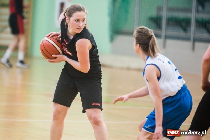 Zdjęcie w galerii na portalu naszraciborz.pl: Koszykarskie zmagania dziewcząt szkół ponadgimnazjalnych w Arenie Rafako wiadomości z regionu