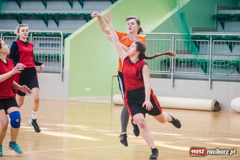 Zdjęcie w galerii na portalu naszraciborz.pl: Koszykarskie zmagania dziewcząt szkół ponadgimnazjalnych w Arenie Rafako wiadomości z regionu