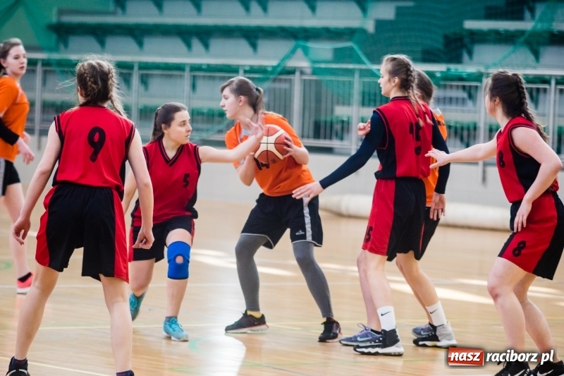 Zdjęcie w galerii na portalu naszraciborz.pl: Koszykarskie zmagania dziewcząt szkół ponadgimnazjalnych w Arenie Rafako wiadomości z regionu