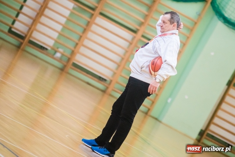 Zdjęcie w galerii na portalu naszraciborz.pl: Koszykarskie zmagania dziewcząt szkół ponadgimnazjalnych w Arenie Rafako wiadomości z regionu