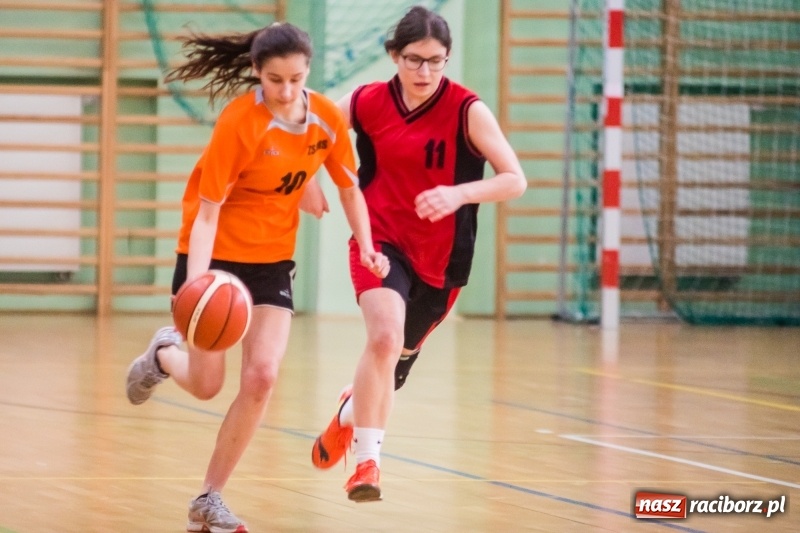 Zdjęcie w galerii na portalu naszraciborz.pl: Koszykarskie zmagania dziewcząt szkół ponadgimnazjalnych w Arenie Rafako wiadomości z regionu