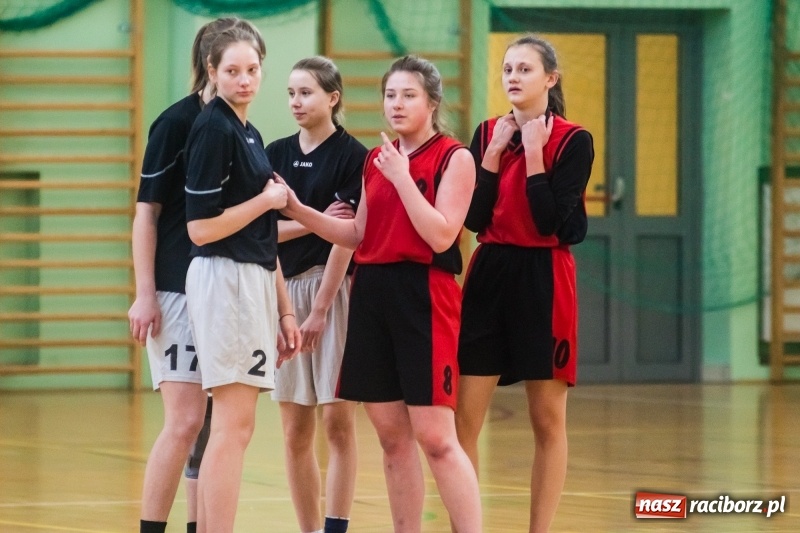 Zdjęcie w galerii na portalu naszraciborz.pl: Koszykarskie zmagania dziewcząt szkół ponadgimnazjalnych w Arenie Rafako wiadomości z regionu