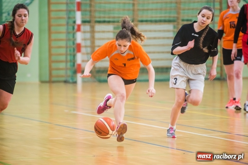 Zdjęcie w galerii na portalu naszraciborz.pl: Koszykarskie zmagania dziewcząt szkół ponadgimnazjalnych w Arenie Rafako wiadomości z regionu