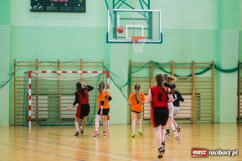 Zdjęcie w galerii na portalu naszraciborz.pl: Koszykarskie zmagania dziewcząt szkół ponadgimnazjalnych w Arenie Rafako wiadomości z regionu