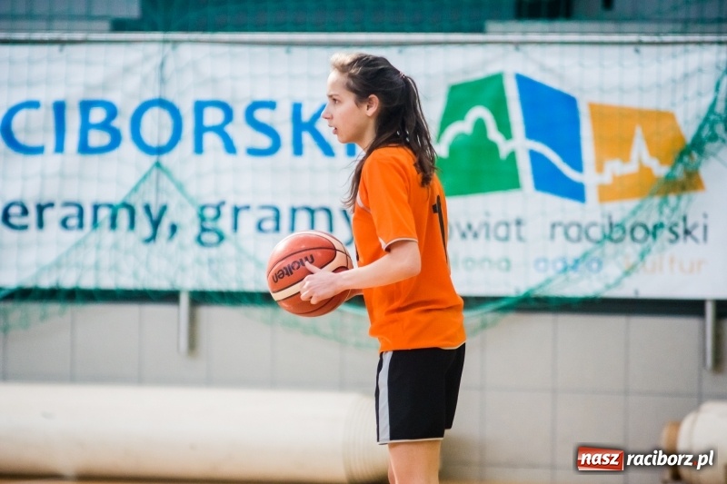 Zdjęcie w galerii na portalu naszraciborz.pl: Koszykarskie zmagania dziewcząt szkół ponadgimnazjalnych w Arenie Rafako wiadomości z regionu