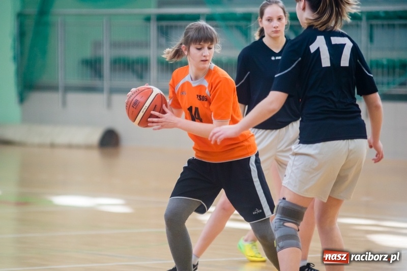 Zdjęcie w galerii na portalu naszraciborz.pl: Koszykarskie zmagania dziewcząt szkół ponadgimnazjalnych w Arenie Rafako wiadomości z regionu