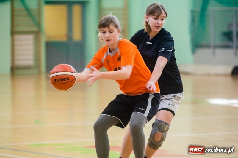 Zdjęcie w galerii na portalu naszraciborz.pl: Koszykarskie zmagania dziewcząt szkół ponadgimnazjalnych w Arenie Rafako wiadomości z regionu