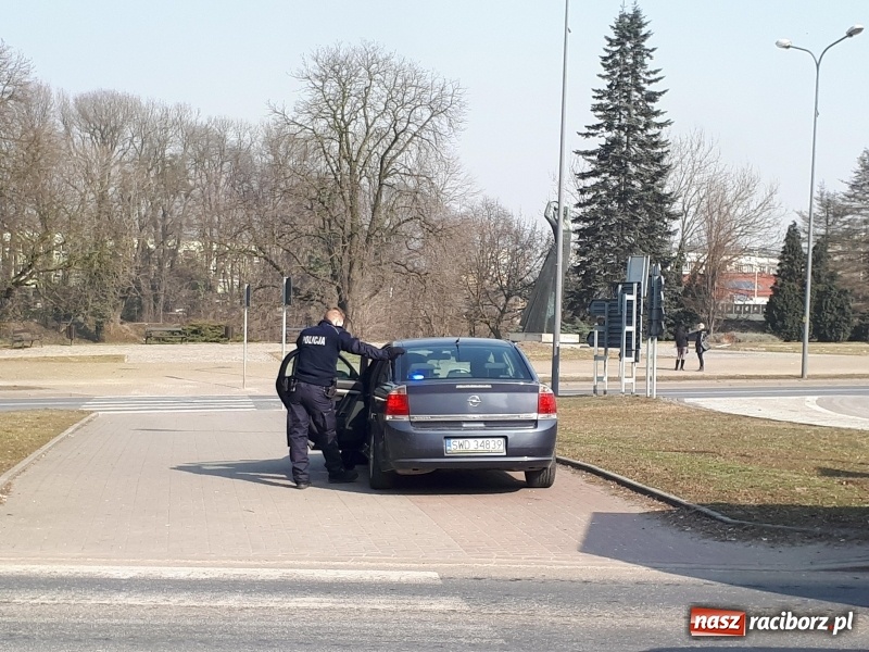 Zdjęcie w galerii na portalu naszraciborz.pl: Na mocnym gazie po Raciborzu. Świadek pomógł zatrzymać pijanego kierowcę golfa  wiadomości z regionu