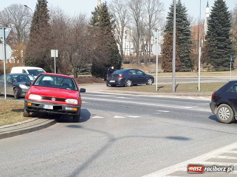 Zdjęcie w galerii na portalu naszraciborz.pl: Na mocnym gazie po Raciborzu. Świadek pomógł zatrzymać pijanego kierowcę golfa  wiadomości z regionu
