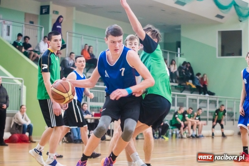 Zdjęcie w galerii na portalu naszraciborz.pl: Koszykarze szkół średnich rywalizowali w Arenie Rafako wiadomości z regionu