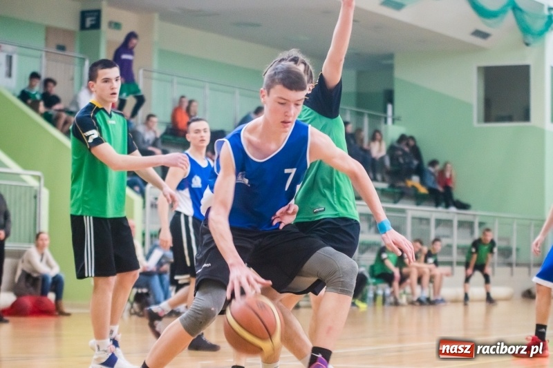 Zdjęcie w galerii na portalu naszraciborz.pl: Koszykarze szkół średnich rywalizowali w Arenie Rafako wiadomości z regionu