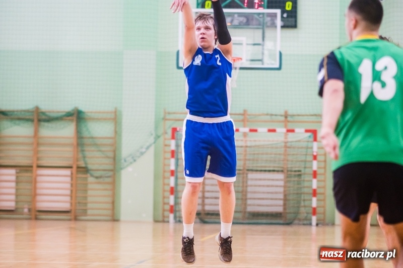 Zdjęcie w galerii na portalu naszraciborz.pl: Koszykarze szkół średnich rywalizowali w Arenie Rafako wiadomości z regionu