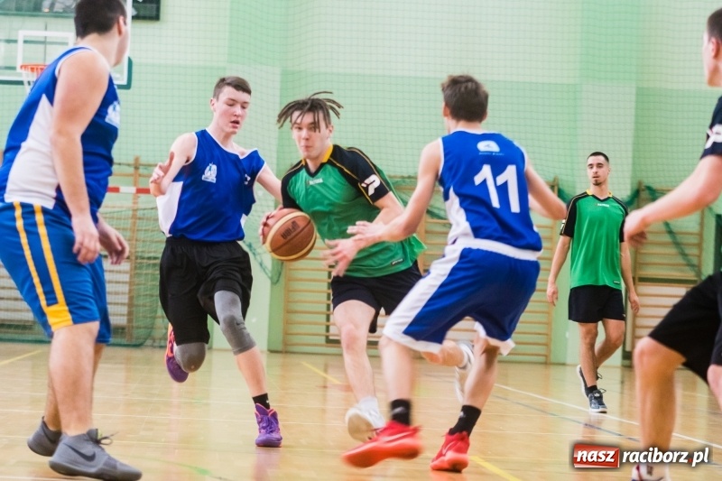 Zdjęcie w galerii na portalu naszraciborz.pl: Koszykarze szkół średnich rywalizowali w Arenie Rafako wiadomości z regionu
