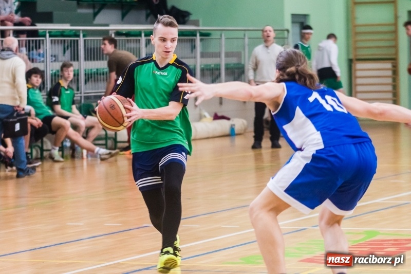 Zdjęcie w galerii na portalu naszraciborz.pl: Koszykarze szkół średnich rywalizowali w Arenie Rafako wiadomości z regionu