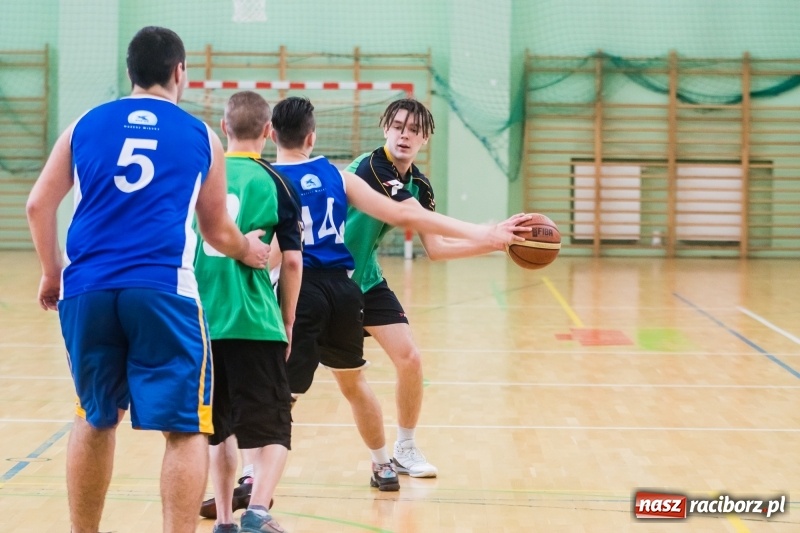 Zdjęcie w galerii na portalu naszraciborz.pl: Koszykarze szkół średnich rywalizowali w Arenie Rafako wiadomości z regionu