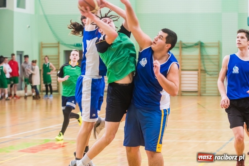 Zdjęcie w galerii na portalu naszraciborz.pl: Koszykarze szkół średnich rywalizowali w Arenie Rafako wiadomości z regionu