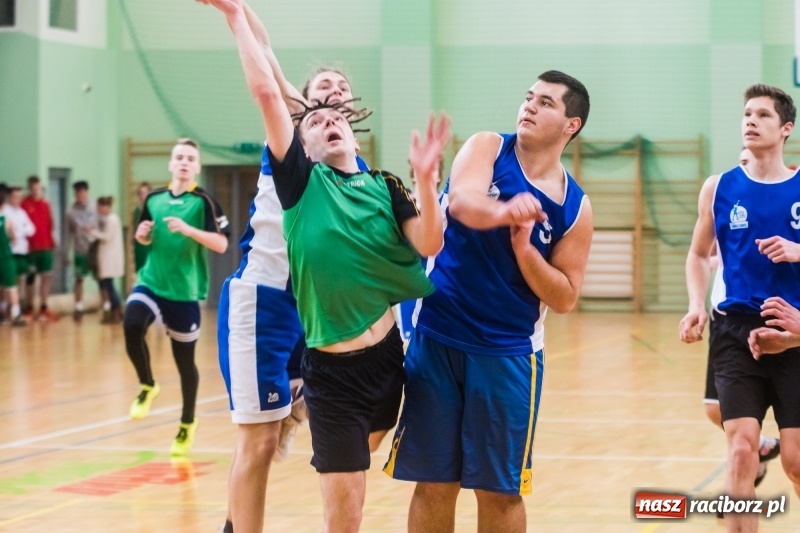 Zdjęcie w galerii na portalu naszraciborz.pl: Koszykarze szkół średnich rywalizowali w Arenie Rafako wiadomości z regionu