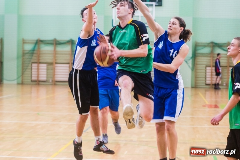 Zdjęcie w galerii na portalu naszraciborz.pl: Koszykarze szkół średnich rywalizowali w Arenie Rafako wiadomości z regionu