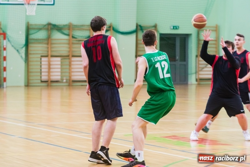 Zdjęcie w galerii na portalu naszraciborz.pl: Koszykarze szkół średnich rywalizowali w Arenie Rafako wiadomości z regionu