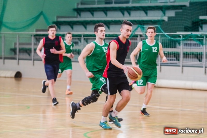 Zdjęcie w galerii na portalu naszraciborz.pl: Koszykarze szkół średnich rywalizowali w Arenie Rafako wiadomości z regionu
