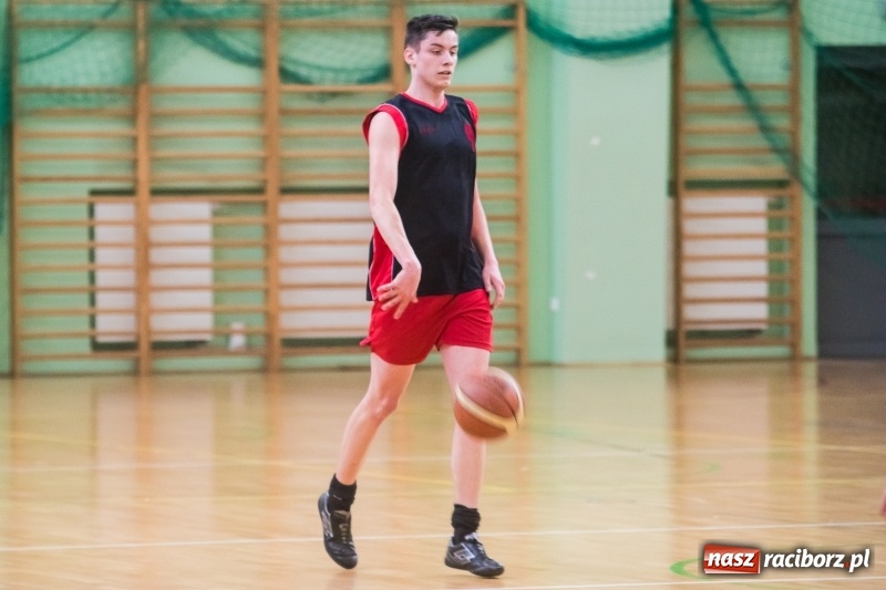 Zdjęcie w galerii na portalu naszraciborz.pl: Koszykarze szkół średnich rywalizowali w Arenie Rafako wiadomości z regionu
