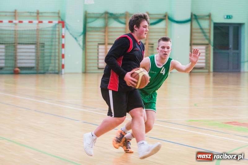 Zdjęcie w galerii na portalu naszraciborz.pl: Koszykarze szkół średnich rywalizowali w Arenie Rafako wiadomości z regionu