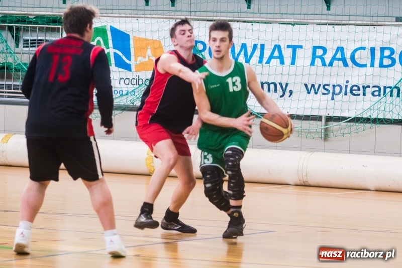 Zdjęcie w galerii na portalu naszraciborz.pl: Koszykarze szkół średnich rywalizowali w Arenie Rafako wiadomości z regionu