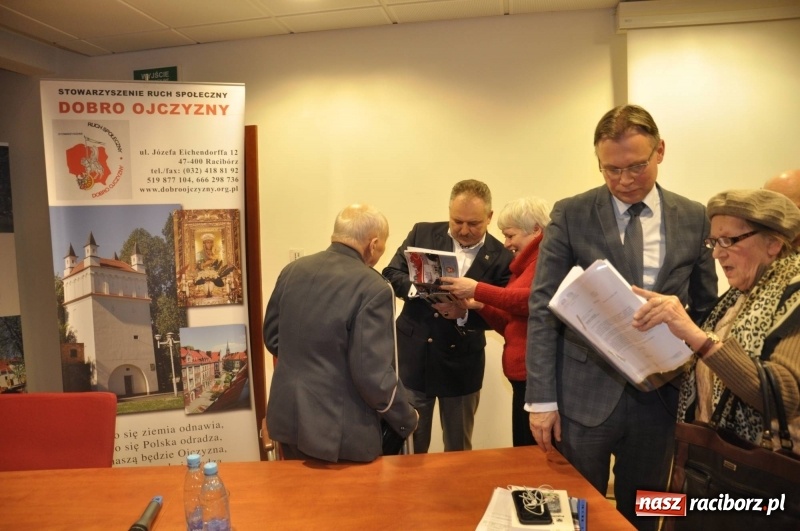 Zdjęcie w galerii na portalu naszraciborz.pl: 3 biliony złotych i zabrane dzieciństwo – spotkanie z posłami na temat reparacji wojennych wiadomości z regionu