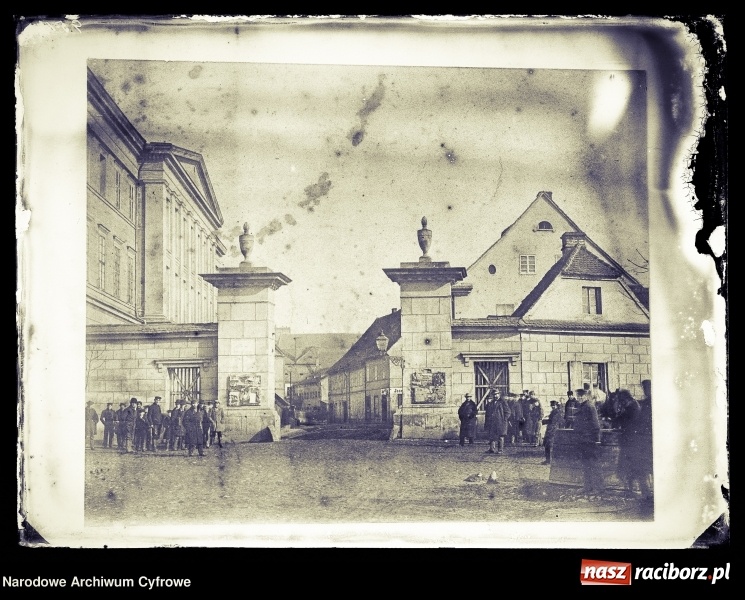 Zdjęcie w galerii na portalu naszraciborz.pl: Historia Raciborza zapisana w fotografii. Brama i greckie wazy przy ulicy Nowej wiadomości z regionu