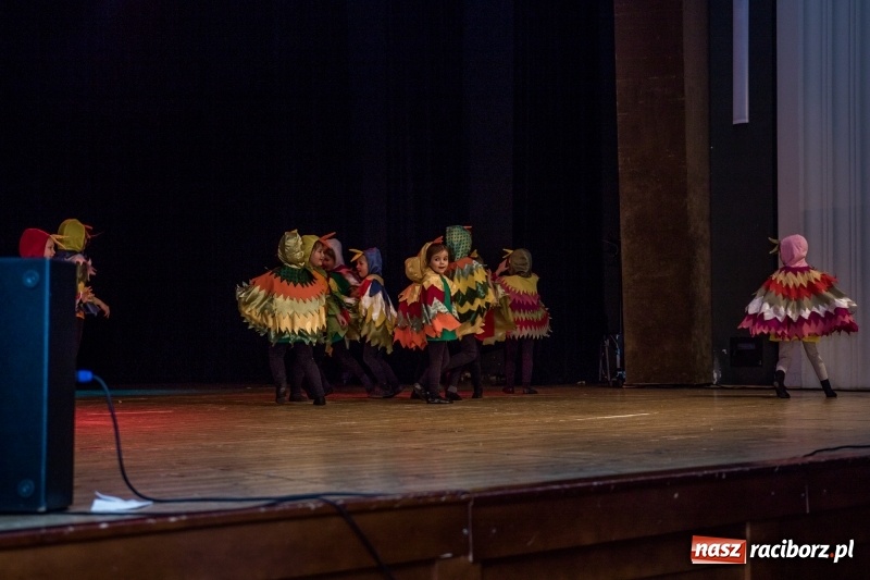 Zdjęcie w galerii na portalu naszraciborz.pl: Ptasie opowieści. Premiera przedstawienia grupy Małe Miodzio na deskach RCK  wiadomości z regionu