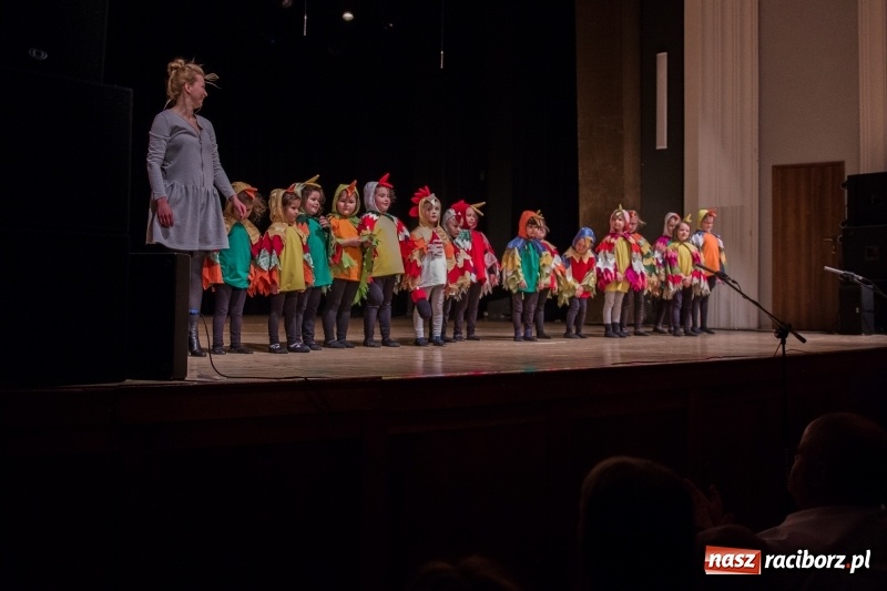 Zdjęcie w galerii na portalu naszraciborz.pl: Ptasie opowieści. Premiera przedstawienia grupy Małe Miodzio na deskach RCK  wiadomości z regionu